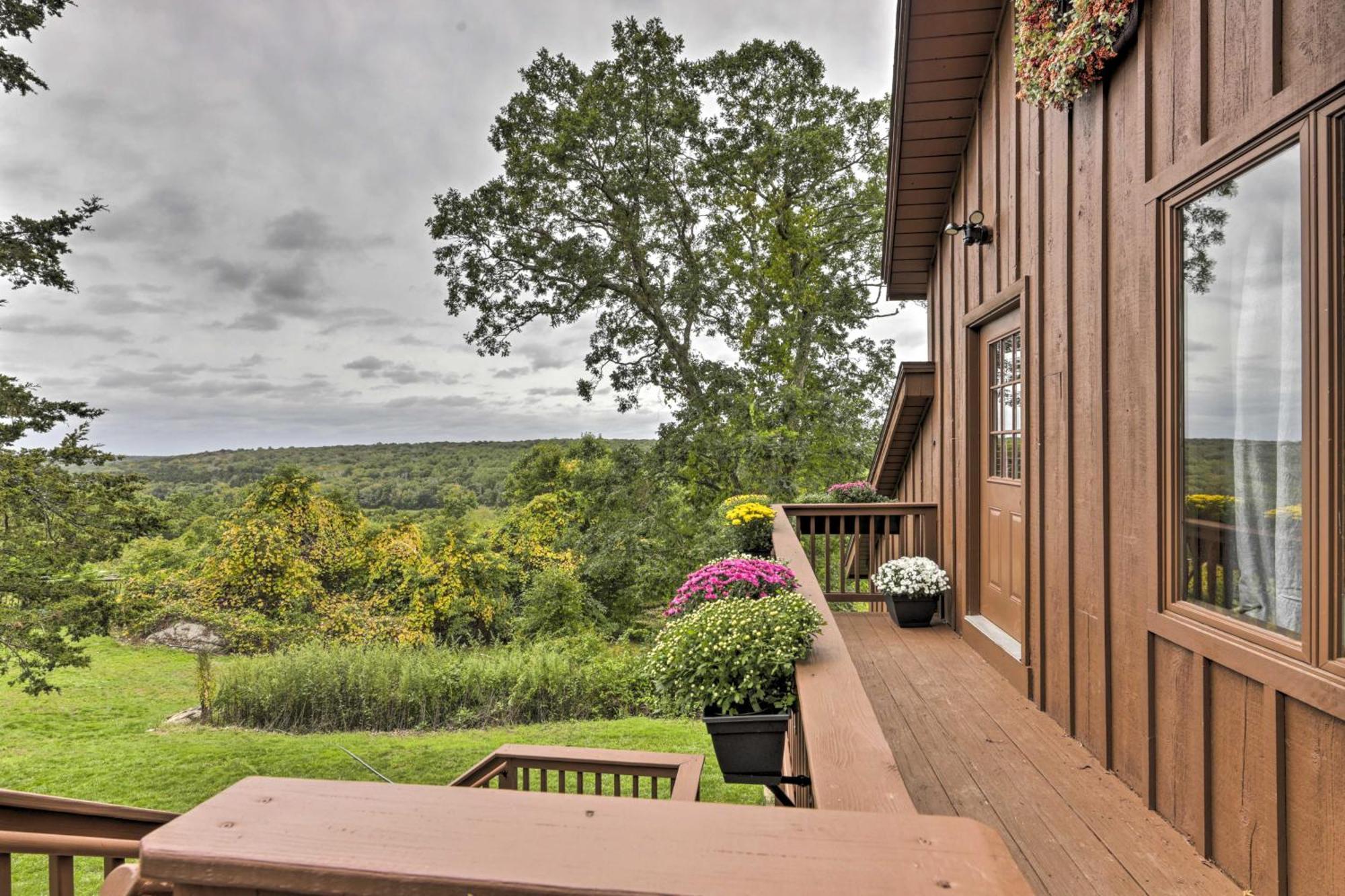 Private Guest House With Deck And Spectacular Views! Uncasville Exterior foto