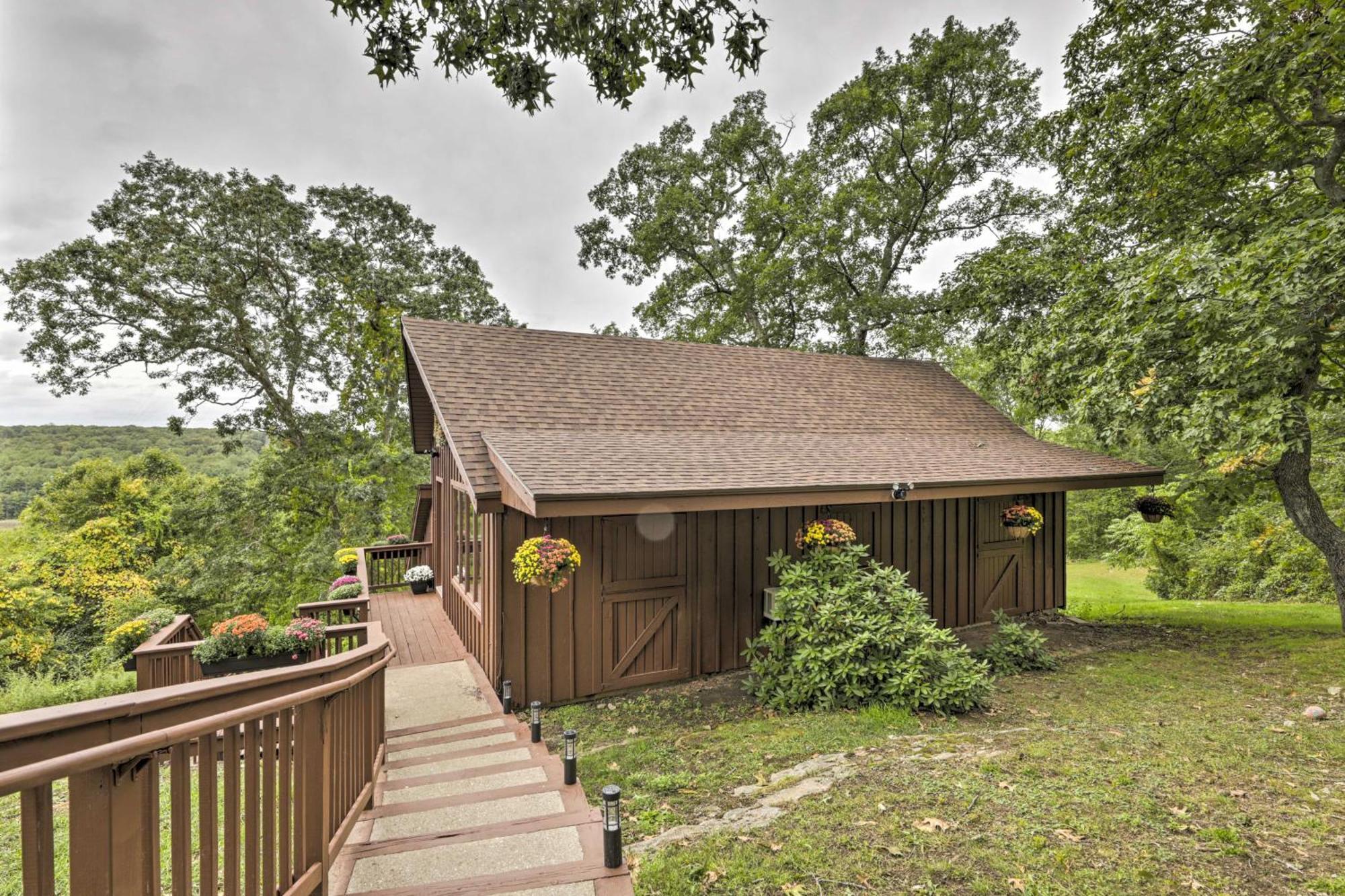 Private Guest House With Deck And Spectacular Views! Uncasville Exterior foto